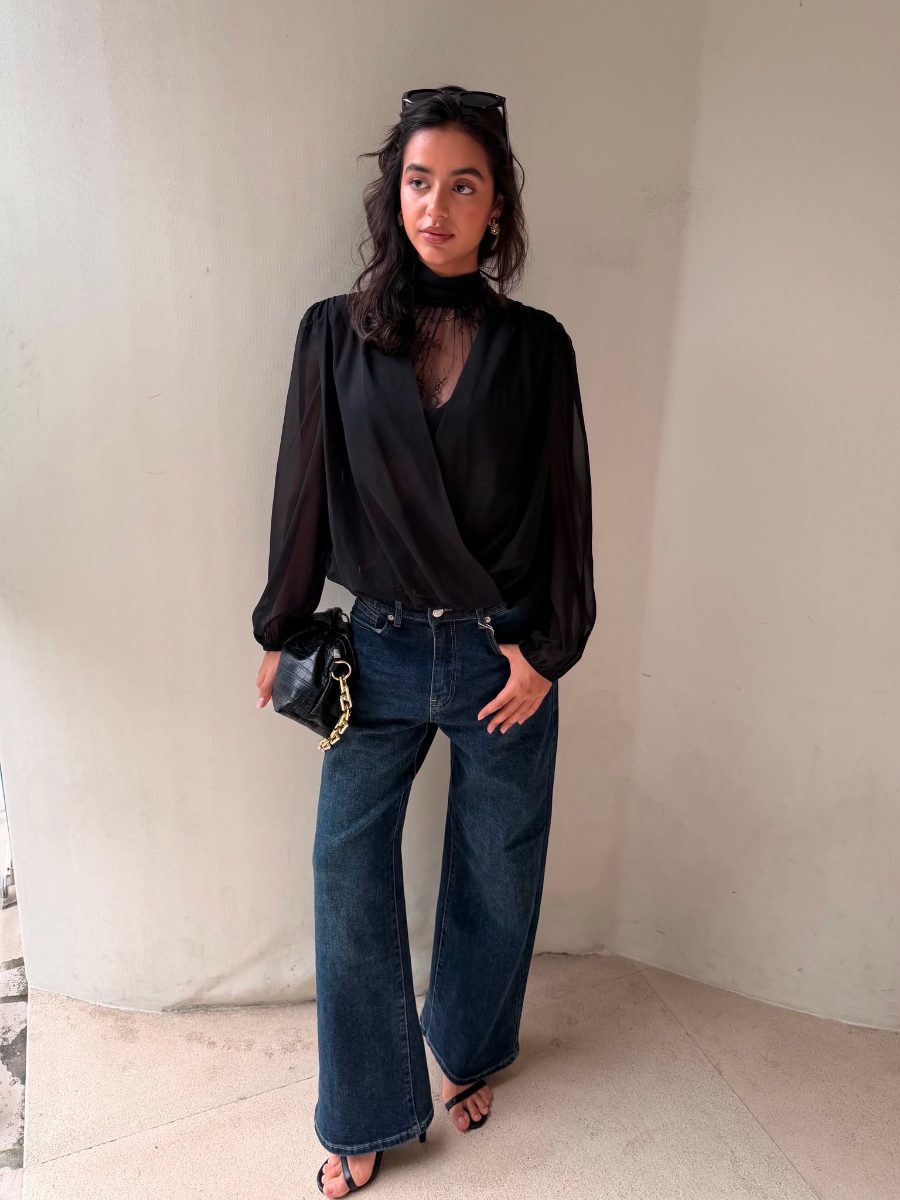 Blouse noire en mousseline, cache-cœur, manches ballon et col en dentelle