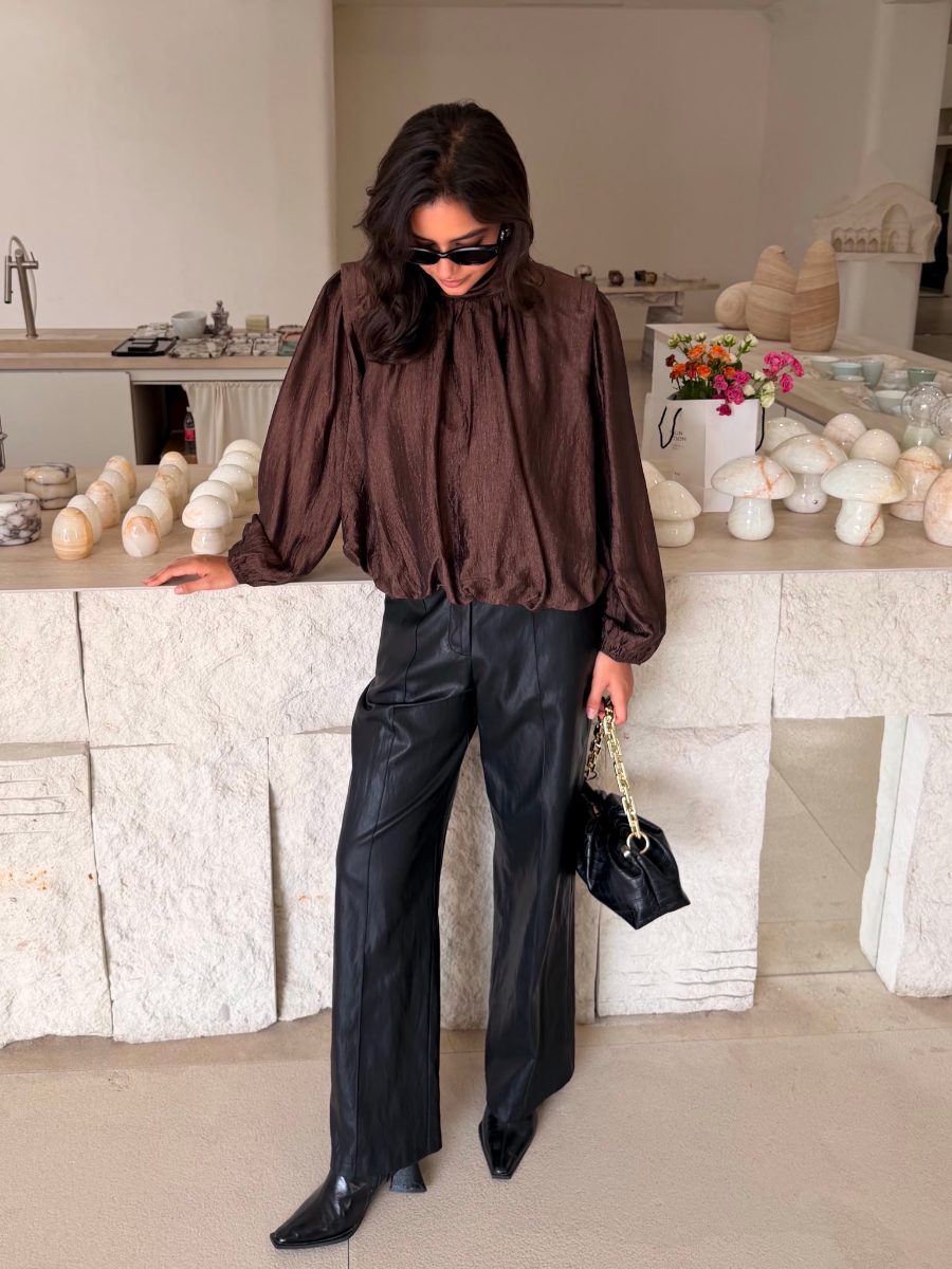 Blouse chocolat en satin froissé, col montant et manches ballon