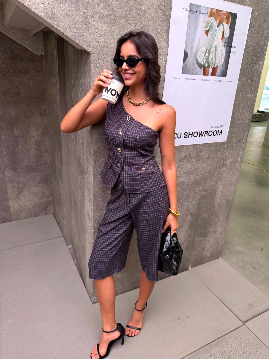 Ensemble à carreaux : top asymétrique une épaule boutonné et bermuda assorti