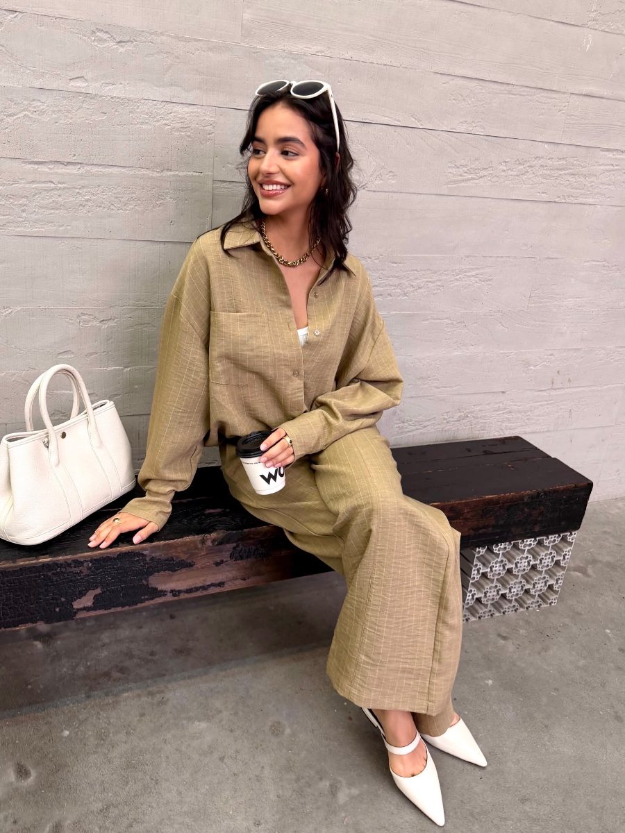 Ensemble en lin beige à fines rayures : chemise oversize et pantalon large