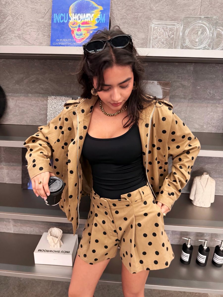 Ensemble camel à pois noirs : blouson zippé et short taille haute