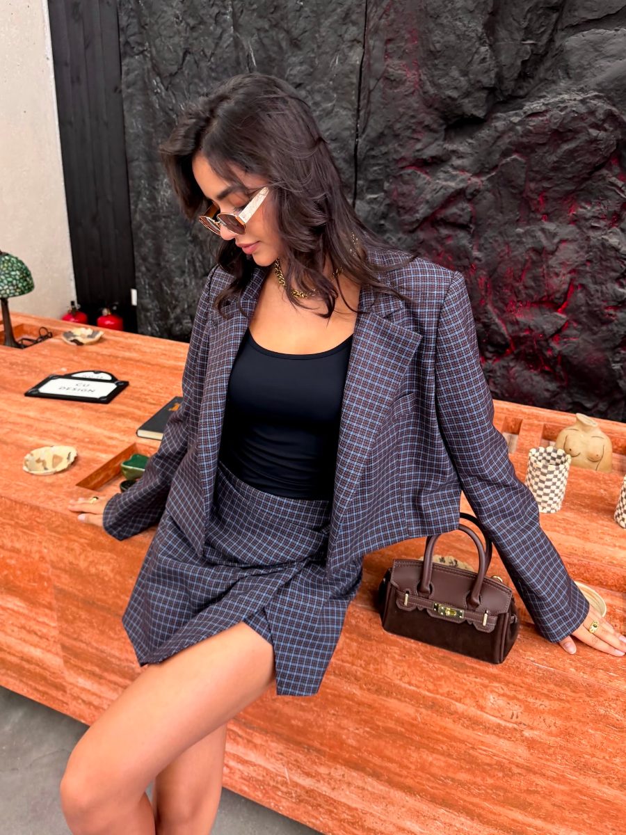 Ensemble à petits carreaux : blazer oversize et jupe-short assortie